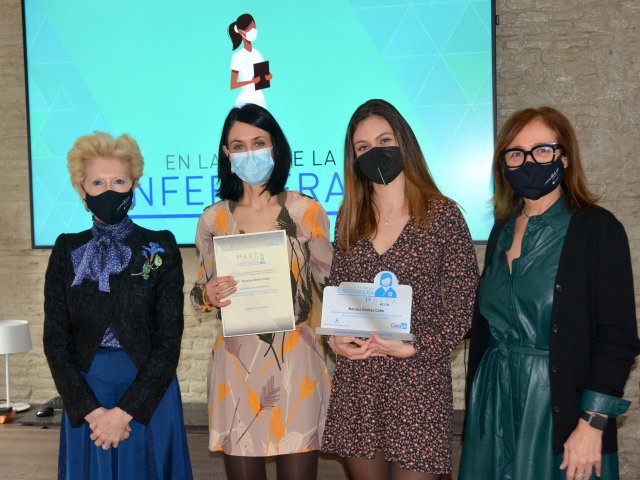 Pilar Fernández, vicepresidenta I del CGE, junto a las ganadoras de la beca